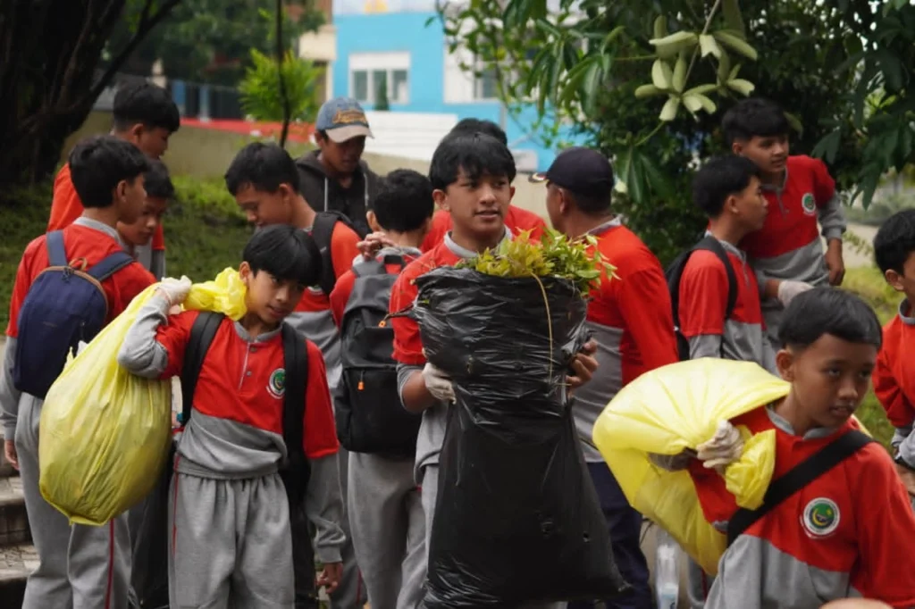 Ribuan warga Kota Batu turun tangan membersihkan sampah di Pasar Induk Among Tani dalam rangka memperingati Hari Peduli Sampah Nasional (HPSN) 2026