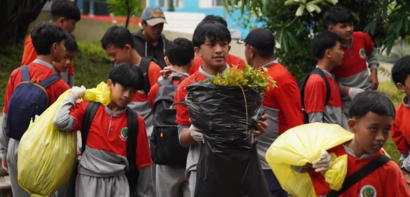 Ribuan warga Kota Batu turun tangan membersihkan sampah di Pasar Induk Among Tani dalam rangka memperingati Hari Peduli Sampah Nasional (HPSN) 2026