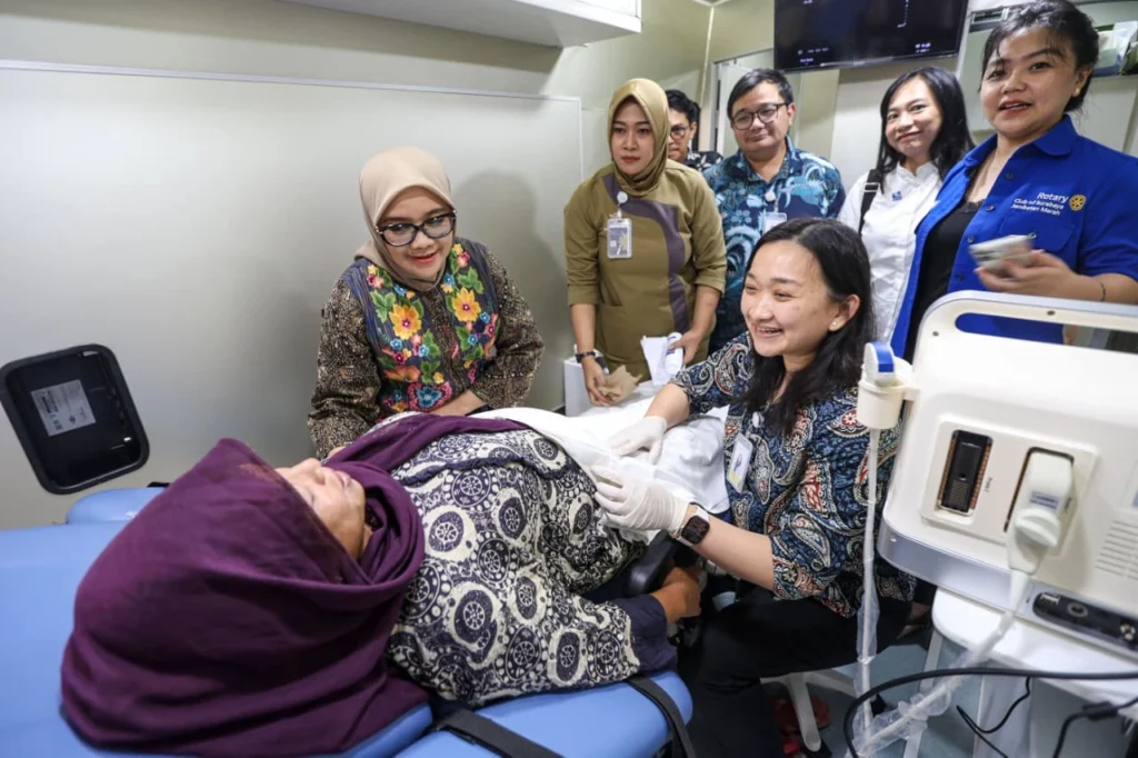 Pemerintah Kota Surabaya melalui Tim Penggerak PKK meluncurkan layanan Indonesian Women’s Reproductive Mobile Clinic
