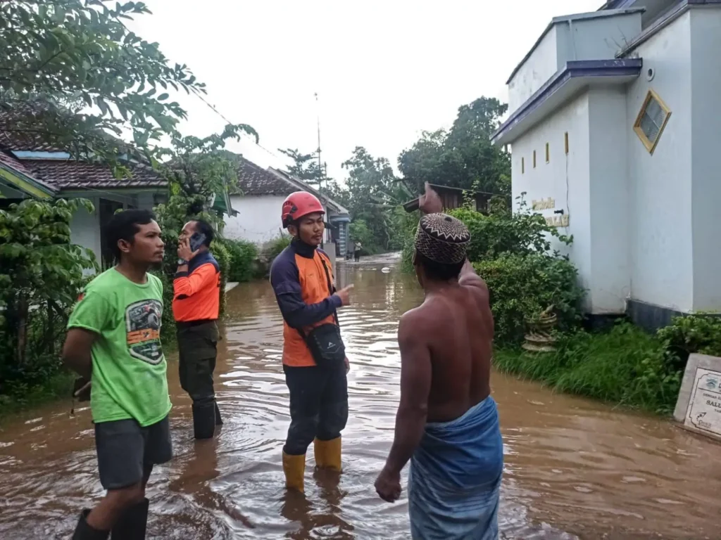 BPBD Probolinggo Gerak Cepat Tangani Luapan Kali Laweyan di Tambakrejo