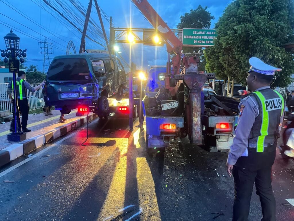 Truk Rem Blong Sebabkan Kecelakaan Beruntun di Pattimura Batu