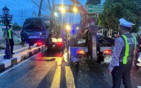Kecelakaan beruntun akibat truk diduga rem blong terjadi di Jalan Pattimura, Kota Batu. Satu orang meninggal dunia dan empat Luka-Luka