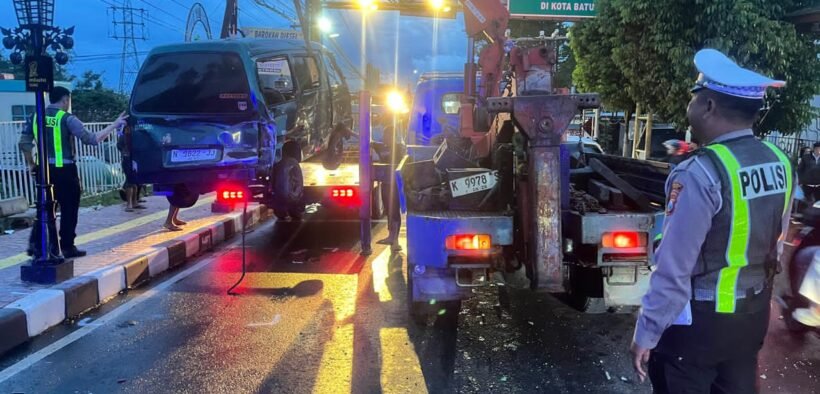 Kecelakaan beruntun akibat truk diduga rem blong terjadi di Jalan Pattimura, Kota Batu. Satu orang meninggal dunia dan empat Luka-Luka