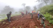 Kabut Pagi Tak Surutkan Semangat, Satgas TMMD ke-127 Kodim 0823/Situbondo Bersama Warga Buka Akses Jalan di Puncak Gunung Rengganis