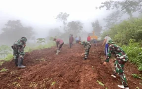Kabut Pagi Tak Surutkan Semangat, Satgas TMMD ke-127 Kodim 0823/Situbondo Bersama Warga Buka Akses Jalan di Puncak Gunung Rengganis