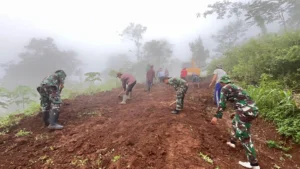 Kodim 0823/Situbondo dan Warga Buka Jalan Puncak Gunung Rengganis