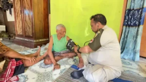 Peduli Kesehatan Warga, Satgas TMMD ke-127 Layani Pemeriksaan Lansia