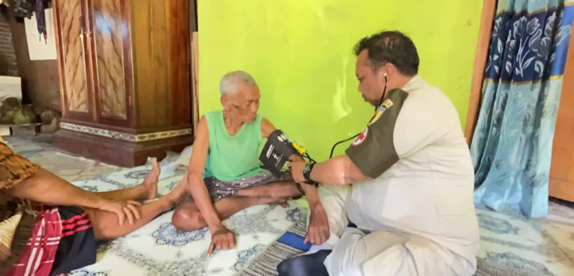 Peduli Kesehatan Warga, Pos Kesehatan TMMD ke-127 Kodim 0823/Situbondo Layani Pemeriksaan Lansia di Desa Alas Tengah