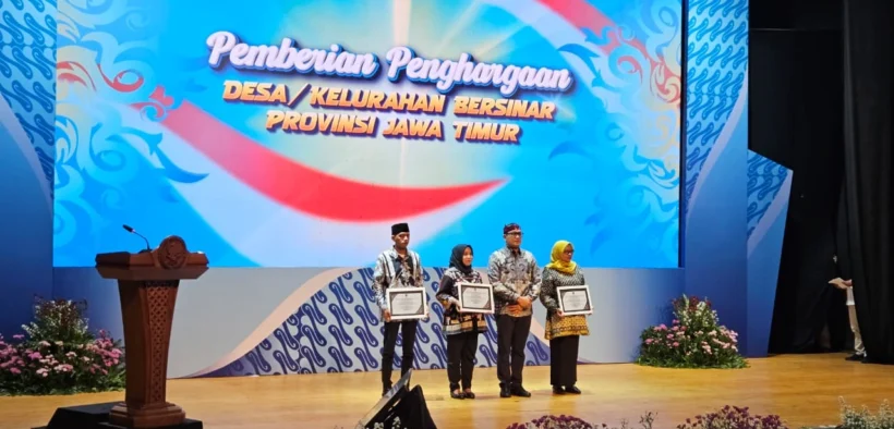 Wali Kota Surabaya, Eri Cahyadi, menerima penghargaan atas dedikasinya dalam memberantas Narkoba dari BNN RI. 