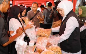 Khofifah Indar Parawansa Salurkan Rp7,7 Miliar Bansos di Kabupaten Pasuruan, Perkuat Ketahanan Sosial dan Ekonomi Desa