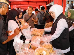 Khofifah Salurkan Rp7,7 Miliar Bansos di Kabupaten Pasuruan