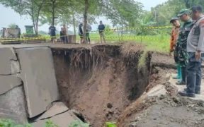 Jalan utama yang menghubungkan Kecamatan Kotaanyar dan Kecamatan Pakuniran, Kabupaten Probolinggo, ambruk pada Minggu (22/2/2026)