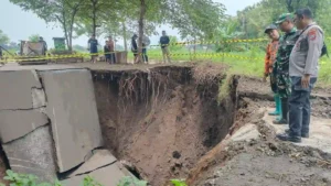 Diguyur Hujan Deras, Jalan Penghubung Kotaanyar Pakuniran Terputus