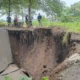Jalan utama yang menghubungkan Kecamatan Kotaanyar dan Kecamatan Pakuniran, Kabupaten Probolinggo, ambruk pada Minggu (22/2/2026)