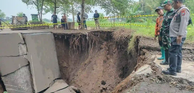 Jalan utama yang menghubungkan Kecamatan Kotaanyar dan Kecamatan Pakuniran, Kabupaten Probolinggo, ambruk pada Minggu (22/2/2026)