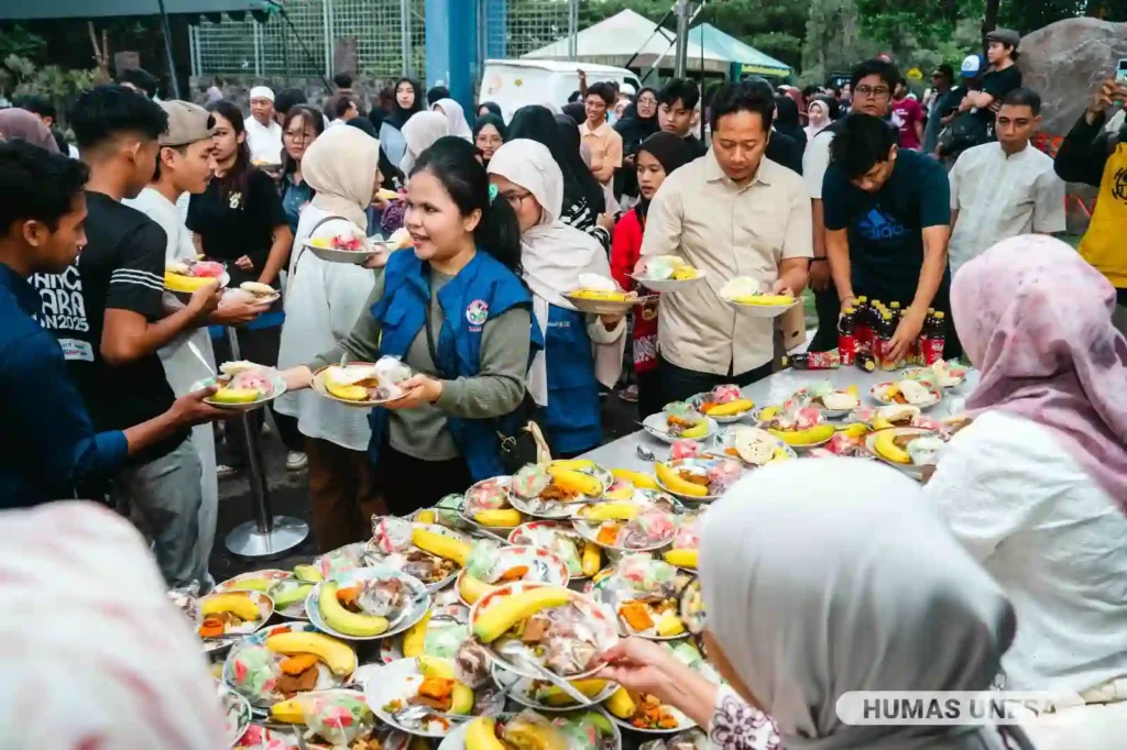 Berkah Ramadan: Unesa Bagikan Ribuan Takjil Gratis Setiap Hari
