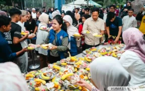 Universitas Negeri Surabaya dengan membagikan ribuan paket takjil gratis setiap hari kepada mahasiswa dan masyarakat.