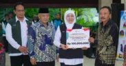 Gubernur Jawa Timur Khofifah Salurkan Bansos Rp7,05 Miliar di Kabupaten Malang, Dorong Ekonomi Warga hingga Desa Berdaya