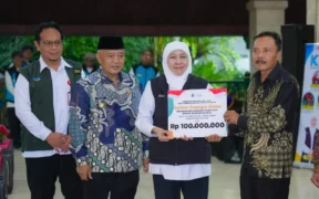 Gubernur Jawa Timur Khofifah Salurkan Bansos Rp7,05 Miliar di Kabupaten Malang, Dorong Ekonomi Warga hingga Desa Berdaya