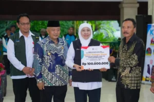 Gubernur Khofifah Salurkan Bansos Jumbo di Kabupaten Malang