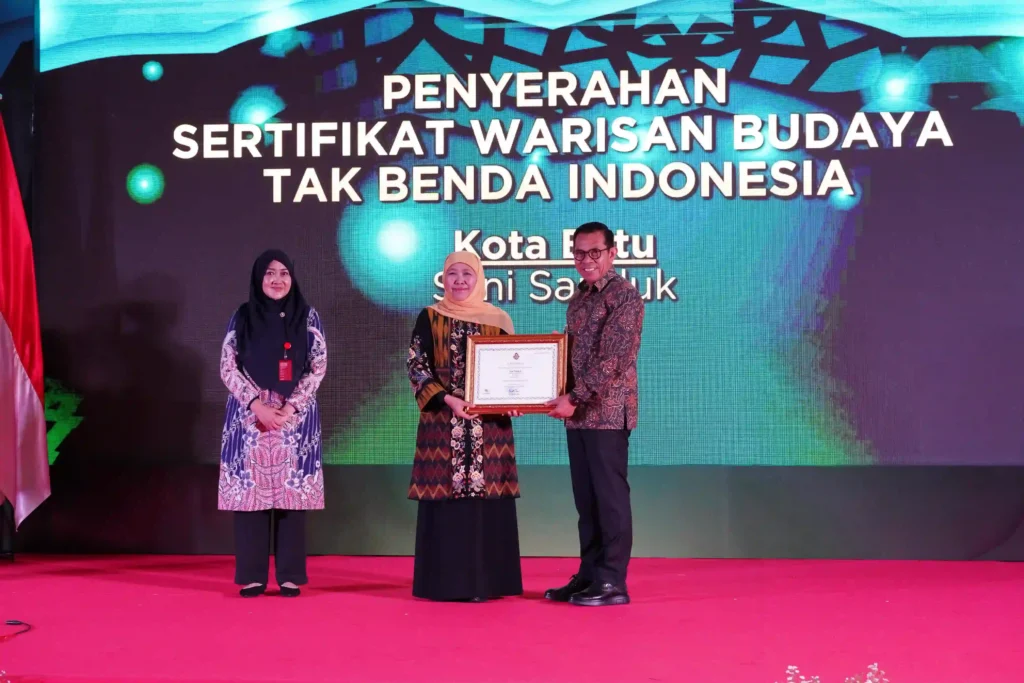 Wali Kota Batu Nurochman menerima Sertifikat Penetapan Seni Sanduk sebagai Warisan Budaya Takbenda (WBTb) dari Negara