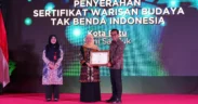 Wali Kota Batu Nurochman menerima Sertifikat Penetapan Seni Sanduk sebagai Warisan Budaya Takbenda (WBTb) dari Negara