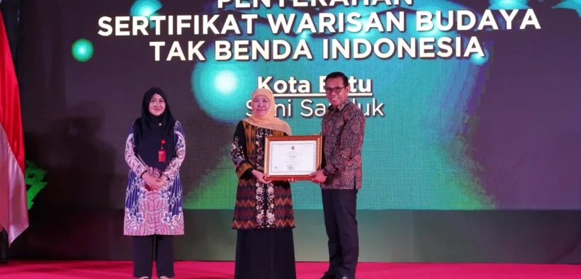 Wali Kota Batu Nurochman menerima Sertifikat Penetapan Seni Sanduk sebagai Warisan Budaya Takbenda (WBTb) dari Negara