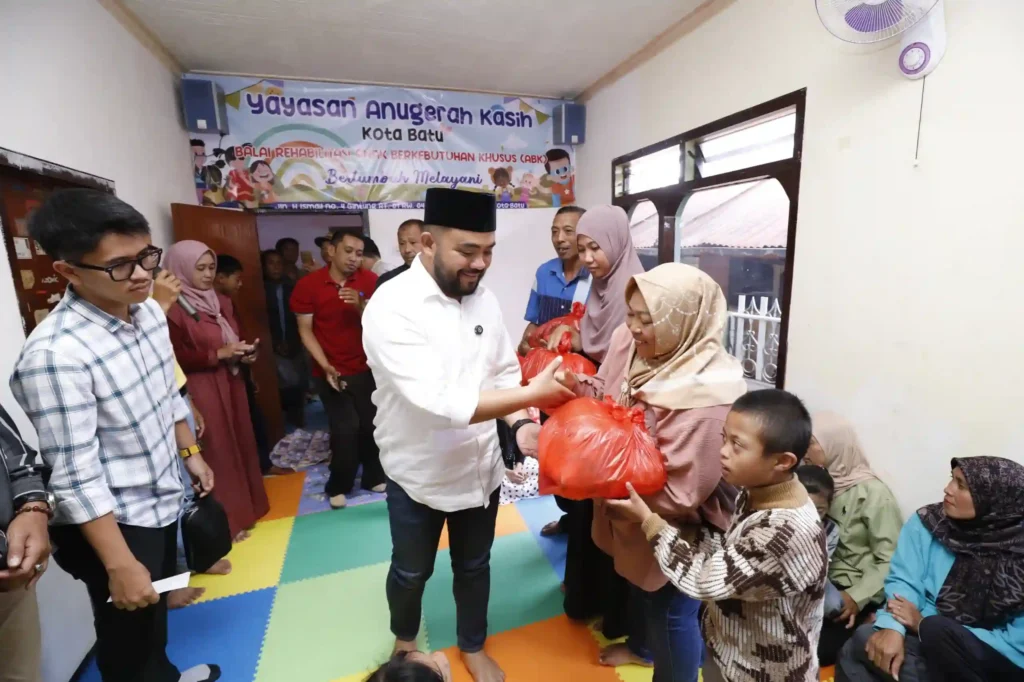 Wakil Wali Kota Batu Heli Suyanto menghadiri kegiatan pembagian sembako gratis di Balai Yayasan Anugerah Kasih