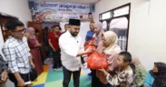 Wakil Wali Kota Batu Heli Suyanto menghadiri kegiatan pembagian sembako gratis di Balai Yayasan Anugerah Kasih