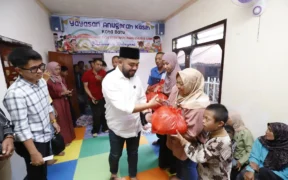 Wakil Wali Kota Batu Heli Suyanto menghadiri kegiatan pembagian sembako gratis di Balai Yayasan Anugerah Kasih