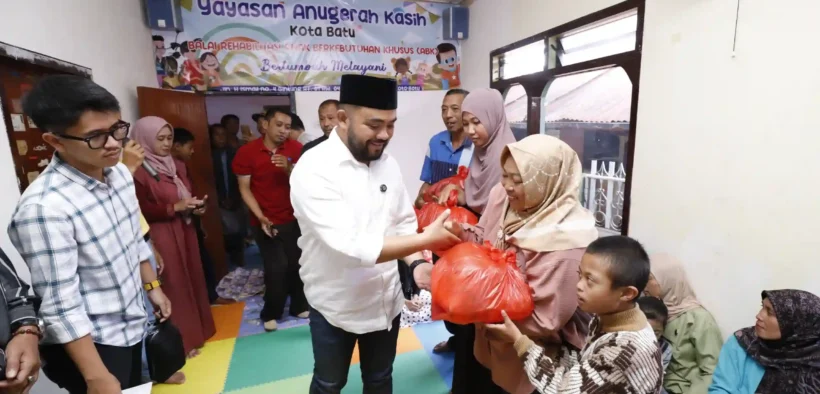 Wakil Wali Kota Batu Heli Suyanto menghadiri kegiatan pembagian sembako gratis di Balai Yayasan Anugerah Kasih