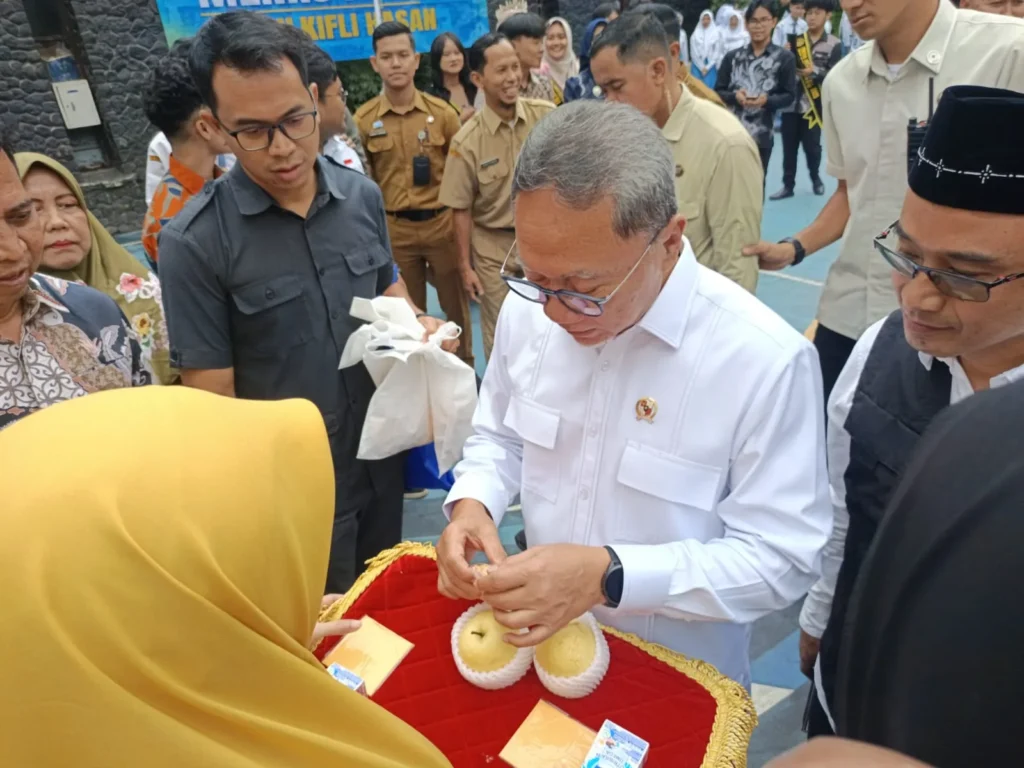 Tinjau MBG di SMAN 3 Malang, Zulhas Pastikan Menu Kering Tetap Bergizi Selama Ramadan