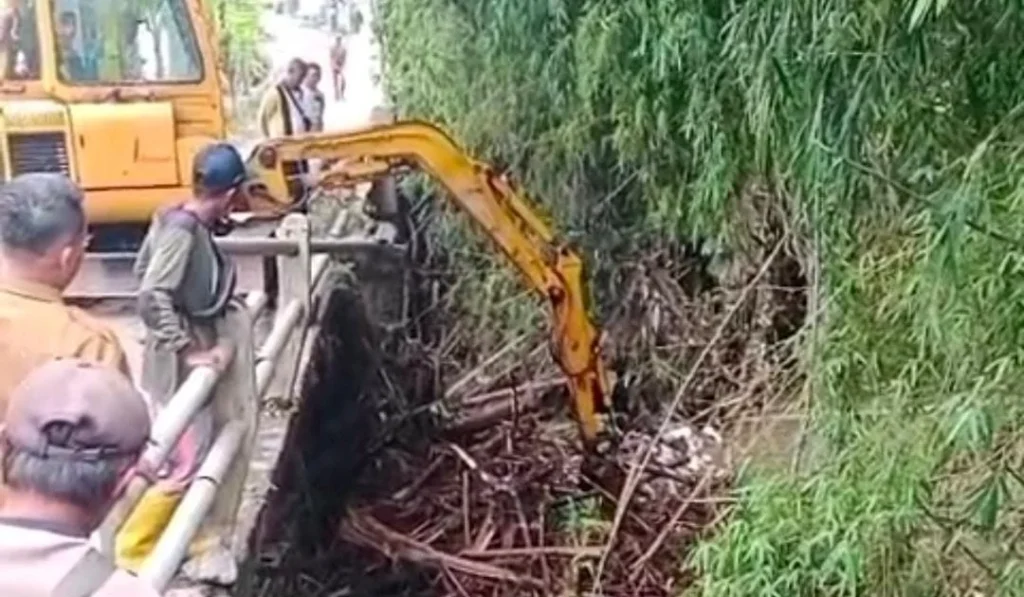 Pasca Banjir, DPUPR Probolinggo Bersihkan Sampah Sungai di Desa Gebangan