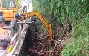 Pasca Banjir DDPUPR Kabupaten Probolinggo bergerak cepat menangani tumpukan sampah di bawah jembatan Desa Gebangan