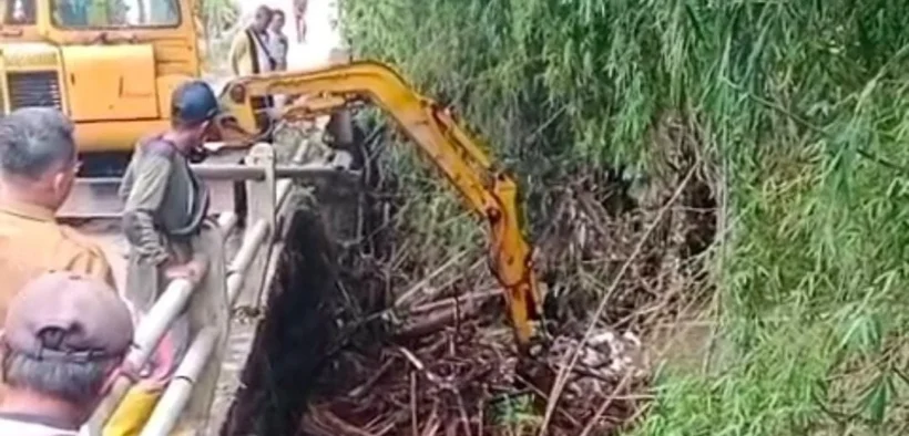 Pasca Banjir DDPUPR Kabupaten Probolinggo bergerak cepat menangani tumpukan sampah di bawah jembatan Desa Gebangan