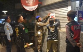 Pemerintah Kota Surabaya melalui Satpol PP terus mengintensifkan pengawasan Tempat Rekreasi Hiburan Umum (RHU) selama bulan suci Ramadan.