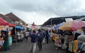 Pasar Takjil Kantor Pos Kepanjen menjadi favorit warga selama Ramadan. Meski ramai menjelang sore, pedagang mengeluhkan cuaca tak tentu