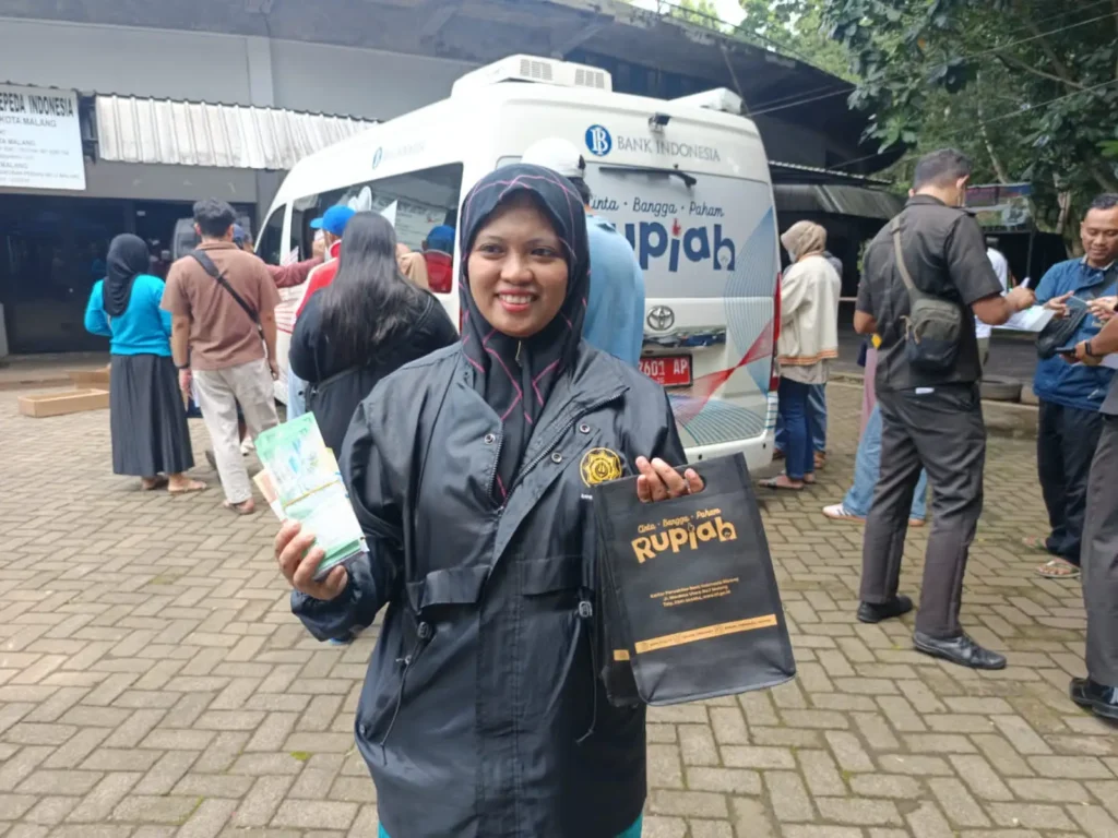 Lewat aplikasi BI PINTAR milik Bank Indonesia, warga malang antusias tukar uang, lebih tertib, praktis, dan tanpa antre panjang.