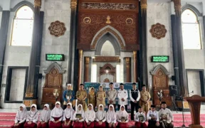 Suasana religius mewarnai Masjid Agung Baitul Mukminin saat kegiatan Tadarrus Al-Qur’an siswa SD se-Kabupaten Jombang resmi dibuka
