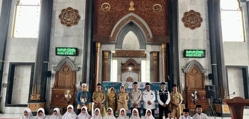 Suasana religius mewarnai Masjid Agung Baitul Mukminin saat kegiatan Tadarrus Al-Qur’an siswa SD se-Kabupaten Jombang resmi dibuka