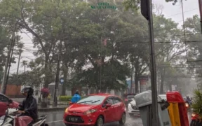 BMKG mengeluarkan peringatan dini cuaca terkait potensi hujan di berbagai wilayah Indonesia untuk periode 8–9 Februari 2026.