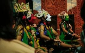 Topeng Malangan — kesenian khas Malang yang bukan cuma klasik, tapi juga penuh estetika, drama, dan storytelling yang kuat.