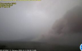 Awan Panas Melayang! Aktivitas vulkanik Gunung Semeru di Jawa Timur kembali meningkat pada Sabtu pagi (14/2/2026).