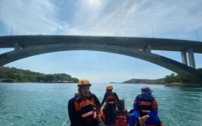 Pencarian pria loncat jembatan