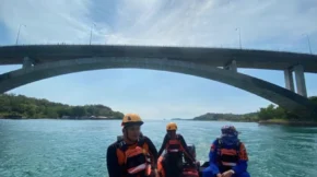 Pencarian pria loncat jembatan