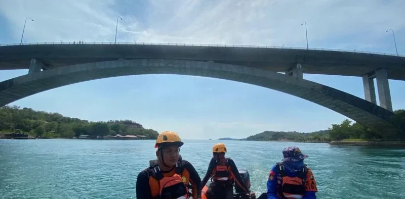 Pencarian pria loncat jembatan