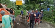 Bersama warga, BPBD Kabupaten Jombang melakukan distribusi bantuan sekaligus kerja bakti peninggian tanggul sungai pada Jumat (27/2/2026).