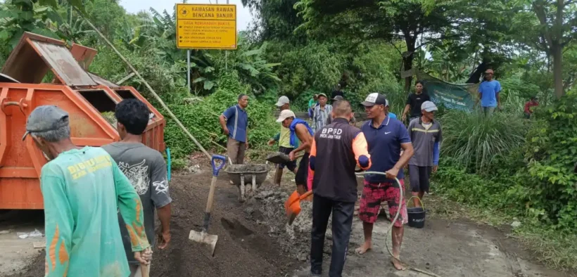 Bersama warga, BPBD Kabupaten Jombang melakukan distribusi bantuan sekaligus kerja bakti peninggian tanggul sungai pada Jumat (27/2/2026).