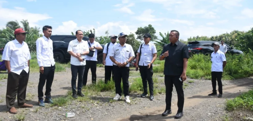Bupati Situbondo, Yusuf Rio Wahyu Prayogo langsung turun cek Perbaikan jalan dan RTLH, usai menerima aduan warga saat siaran langsung TikTok