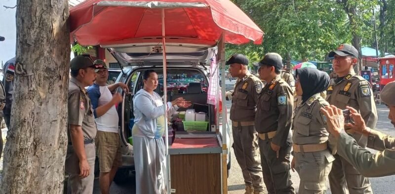Satpol PP Kota Probolinggo kembali tertibkan PKL di Jalan Cokro. Tegaskan tidak ada sewa trotoar dan buka laporan dugaan pungli.